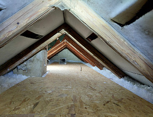 Zateplení stropu rodinného domu pomocí foukané izolace